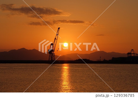 港に沈む夕日 港に沈む夕日 129336785