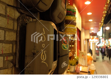 夜の街を走る路面電車 129336801