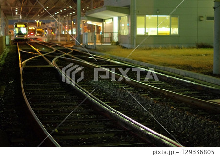 夜の街を走る路面電車 129336805