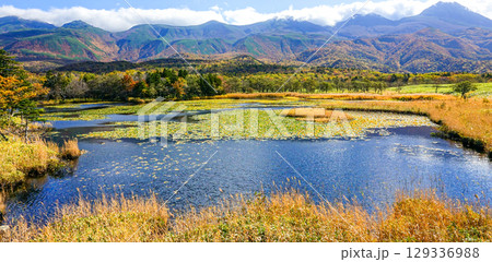 北海道知床半島にある紅葉した秋の知床五湖の風景 北海道知床半島にある紅葉した秋の知床五湖の風景 129336988