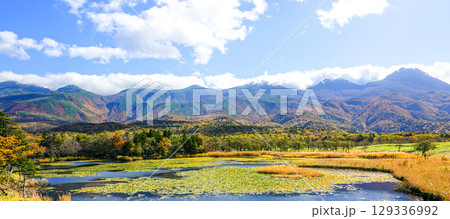 北海道知床半島にある紅葉した秋の知床五湖の風景 129336992