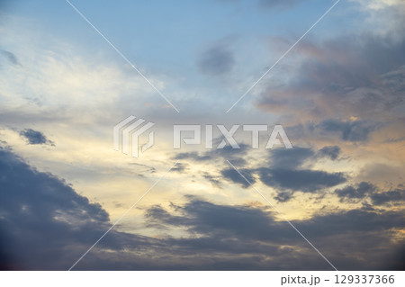 夏の夕焼け ドラマチック 空素材 晴れ 8月 129337366