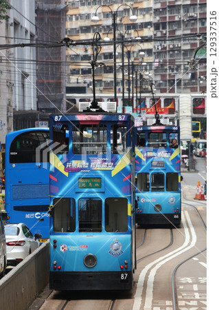 香港の庶民の足「トラム」（路面電車）英国植民地時代から走り続ける香港庶民の足 129337516