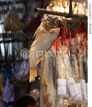 香港・徳輔道西で売られる塩干し魚(ハムユイ)。クサヤに似ていで臭いが美味。かつては安かったが今は高価 香港・徳輔道西で売られる塩干し魚(ハムユイ)。クサヤに似ていで臭いが美味。かつては安かったが今は高価 129337524