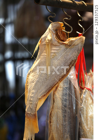 香港・徳輔道西で売られる塩干し魚(ハムユイ)。クサヤに似ていで臭いが美味。かつては安かったが今は高価 香港・徳輔道西で売られる塩干し魚(ハムユイ)。クサヤに似ていで臭いが美味。かつては安かったが今は高価 129337525