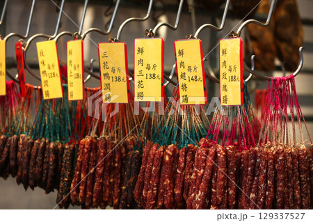 香港・徳輔道西で売られる中華ソーセージ 香港・徳輔道西で売られる中華ソーセージ 129337527