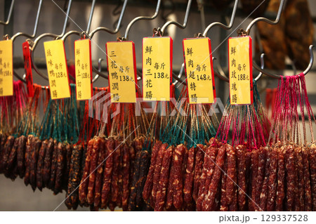 香港・徳輔道西で売られる中華ソーセージ 129337528