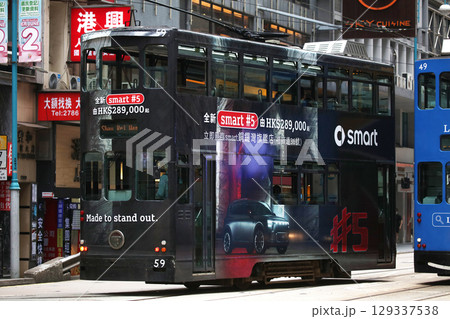 香港の庶民の足「トラム」（路面電車）英国植民地時代から走り続ける香港庶民の足 129337538