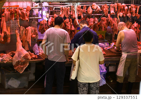 香港の市場の肉屋で売られる豚肉。牛肉や鶏肉より高級で高価。中国人は豚肉が大好きだ 香港の市場の肉屋で売られる豚肉。牛肉や鶏肉より高級で高価。中国人は豚肉が大好きだ 129337551