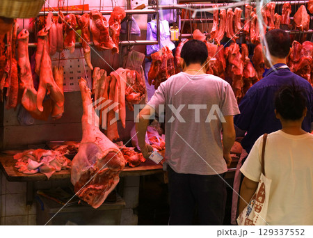 香港の市場の肉屋で売られる豚肉。牛肉や鶏肉より高級で高価。中国人は豚肉が大好きだ 129337552