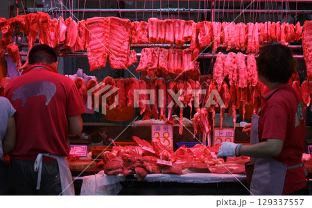 香港の市場の肉屋で売られる豚肉。牛肉や鶏肉より高級で高価。中国人は豚肉が大好きだ 香港の市場の肉屋で売られる豚肉。牛肉や鶏肉より高級で高価。中国人は豚肉が大好きだ 129337557