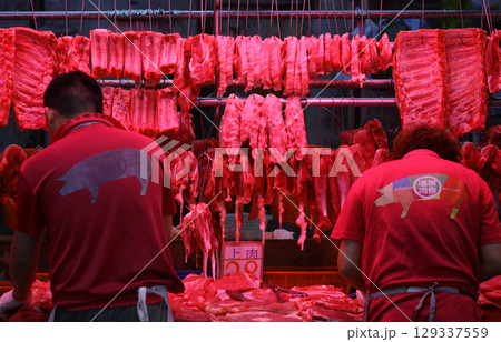 香港の市場の肉屋で売られる豚肉。牛肉や鶏肉より高級で高価。中国人は豚肉が大好きだ 香港の市場の肉屋で売られる豚肉。牛肉や鶏肉より高級で高価。中国人は豚肉が大好きだ 129337559
