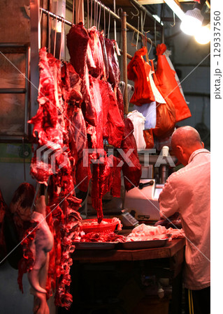 香港の市場の肉屋で売られる豚肉。牛肉や鶏肉より高級で高価。中国人は豚肉が大好きだ 香港の市場の肉屋で売られる豚肉。牛肉や鶏肉より高級で高価。中国人は豚肉が大好きだ 129337560