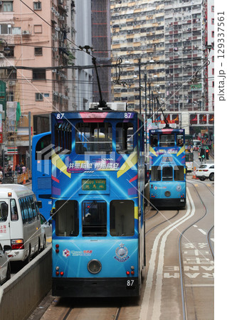 香港の庶民の足「トラム」（路面電車）英国植民地時代から走り続ける香港庶民の足 129337561