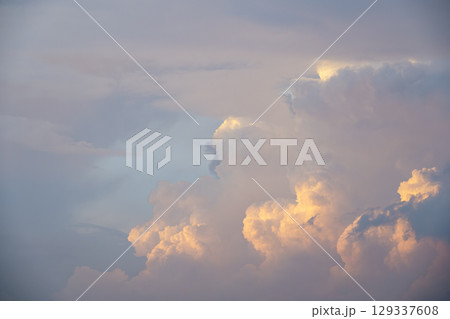 夏の夕焼け ドラマチック 空素材 晴れ 8月 129337608