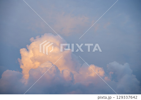 夏の夕焼け ドラマチック 空素材 晴れ 8月 夏の夕焼け ドラマチック 空素材 晴れ 8月 129337642
