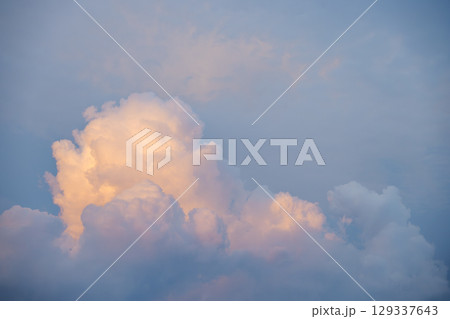 夏の夕焼け ドラマチック 空素材 晴れ 8月 夏の夕焼け ドラマチック 空素材 晴れ 8月 129337643