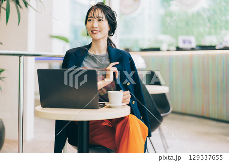 カフェでパソコンを使うオシャレなミドル女性 カフェでパソコンを使うオシャレなミドル女性 129337655