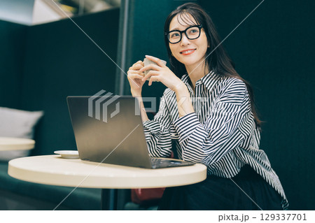 カフェで仕事をするミドル女性 カフェで仕事をするミドル女性 129337701