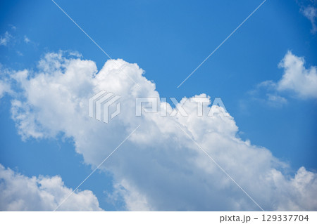 夏の空 青空 空 晴れ 昼間 8月 129337704