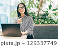 カフェで仕事をする女性　　 129337749