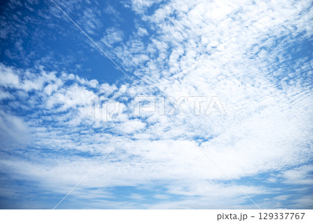 夏の空 青空 空 晴れ 昼間 8月 129337767