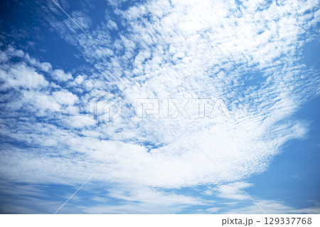 夏の空 青空 空 晴れ 昼間 8月 129337768