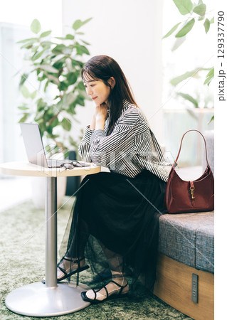 カフェでパソコンを使う女性 カフェでパソコンを使う女性 129337790