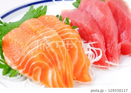刺身 - 新鮮なお刺身の二種盛り(まぐろとサーモン) 刺身 - 新鮮なお刺身の二種盛り(まぐろとサーモン) 129338117