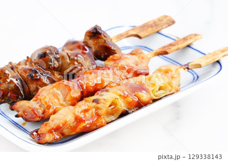 焼き鳥 - おいしそうな焼き鳥の盛り合わせ（ネギマ、もも、レバー） 129338143