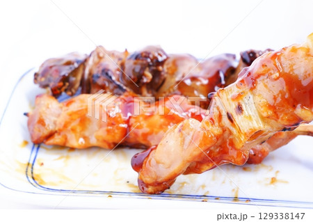 焼き鳥 - おいしそうな焼き鳥の盛り合わせ（ネギマ、もも、レバー） 129338147