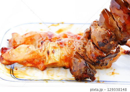 焼き鳥 - おいしそうな焼き鳥の盛り合わせ(ネギマ、もも、レバー) 焼き鳥 - おいしそうな焼き鳥の盛り合わせ(ネギマ、もも、レバー) 129338148