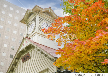 秋の札幌時計台 129338315