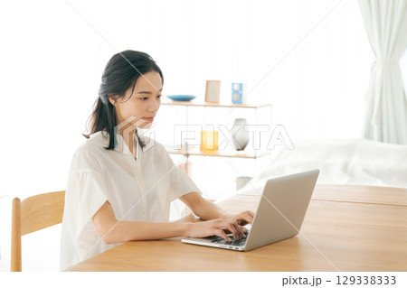 自宅でパソコンを使う女性 129338333