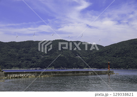 愛媛県伊方町のムーンビーチで撮影された、赤い灯台と遠くの風力発電が調和する静かな海辺の風景。 愛媛県伊方町のムーンビーチで撮影された、赤い灯台と遠くの風力発電が調和する静かな海辺の風景。 129338621