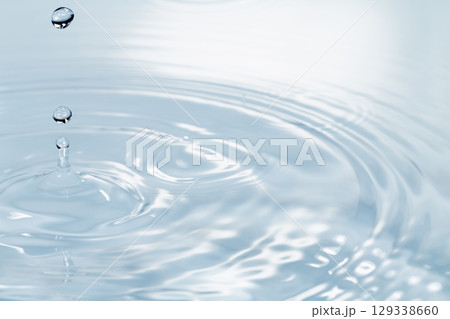 水面に落ちる水滴. 129338660