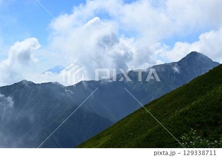 仙丈ヶ岳登山、山梨県 129338711