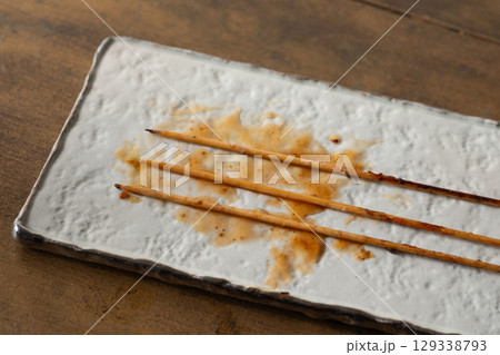 食べ終わった串焼きのイメージ　(写真素材) 129338793