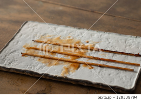 食べ終わった串焼きのイメージ　(写真素材) 129338794
