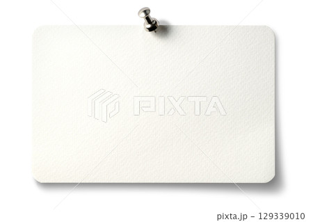 銀色の画鋲で留められた、空白のメッセージカード 銀色の画鋲で留められた、空白のメッセージカード 129339010