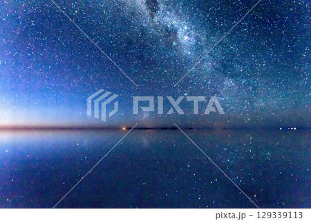ボリビア、夜のウユニ塩湖に反射する星空 129339113