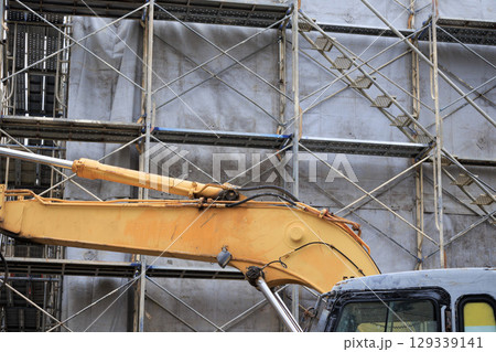 建物を解体している工事現場とショベルカー 建物を解体している工事現場とショベルカー 129339141