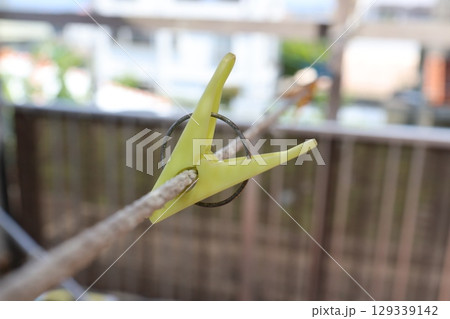 物干し場の洗濯ばさみ 129339142