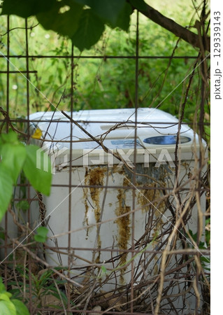 空き地に不法投棄された洗濯機 空き地に不法投棄された洗濯機 129339143