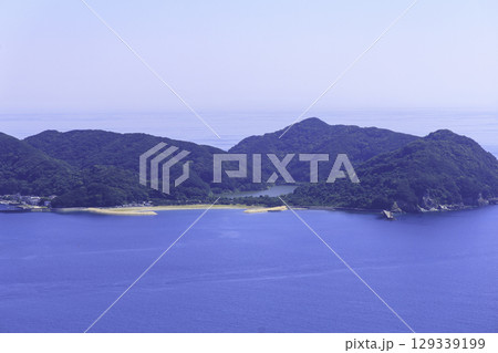 佐田岬半島から望むムーンビーチの景色。青い海と緑豊かな山々、金色の砂浜が広がる美しい風景。 129339199