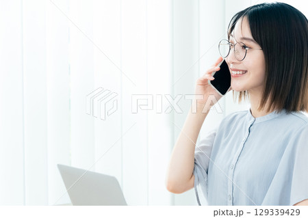 オフィスで働く女性 129339429