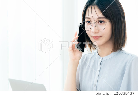 オフィスで働く女性 オフィスで働く女性 129339437