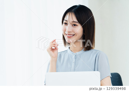 オフィスで働く女性 オフィスで働く女性 129339498
