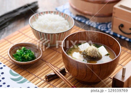 湯気立つとろろ昆布と豆腐のお味噌汁と白ご飯 和朝食・家庭料理・健康的な食卓イメージ 湯気立つとろろ昆布と豆腐のお味噌汁と白ご飯 和朝食・家庭料理・健康的な食卓イメージ 129339769