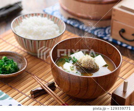 湯気立つとろろ昆布と豆腐のお味噌汁と白ご飯 和朝食・家庭料理・健康的な食卓イメージ 湯気立つとろろ昆布と豆腐のお味噌汁と白ご飯 和朝食・家庭料理・健康的な食卓イメージ 129339771